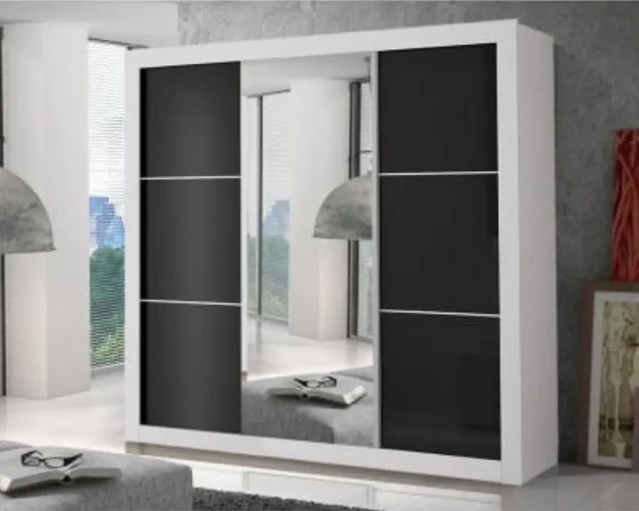 Großer Schwebetürenschrank in Schwarz-Weiß-Optik mit mittigem Ganzkörperspiegel.