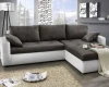 Gemütliches Ecksofa in Grau und Weiß mit Kissen und Decke im modern eingerichteten Wohnzimmer.