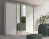 Weißer Schiebetürenschrank mit mittigem Spiegel im modernen Wohnzimmer.