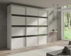 Moderner weißer Kleiderschrank mit stilvollen schwarzen horizontalen Akzentstreifen.