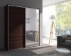 Dunkelbrauner Kleiderschrank mit Schiebetüren und Spiegel in modernem Wohnambiente.