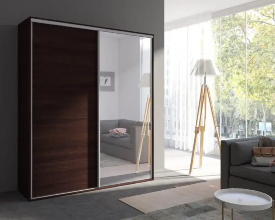 Dunkelbrauner Kleiderschrank mit Schiebetüren und Spiegel in modernem Wohnambiente.