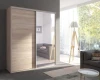 Heller Schwebetürenschrank in Eichenoptik mit Spiegelfront und viel Stauraum.