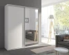 Eleganter weißer Kleiderschrank mit Schiebetüren und integriertem Ganzkörperspiegel.