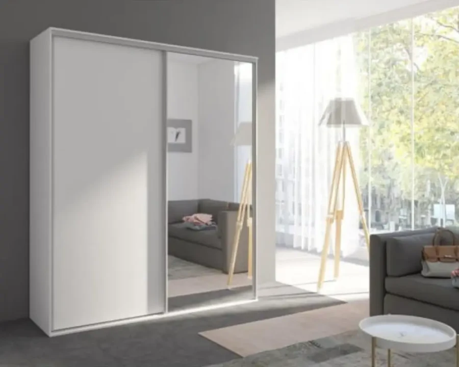 Eleganter weißer Kleiderschrank mit Schiebetüren und integriertem Ganzkörperspiegel.