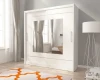 Großer weißer Schwebetürenschrank mit zentralem Spiegel und modernem Liniendesign.