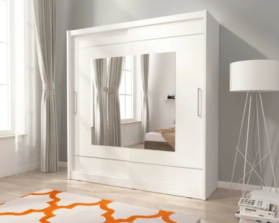 Großer weißer Schwebetürenschrank mit zentralem Spiegel und modernem Liniendesign.