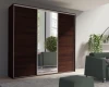 Dunkler Kleiderschrank in Holzoptik mit drei Schiebetüren und Spiegelmitte.