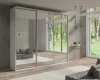 Großer dreitüriger Spiegelschrank im modernen Design für ein helles Schlafzimmer.