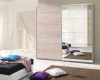 Zweitüriger Schwebetürenschrank in heller Holzoptik mit großem Spiegel für das Schlafzimmer.