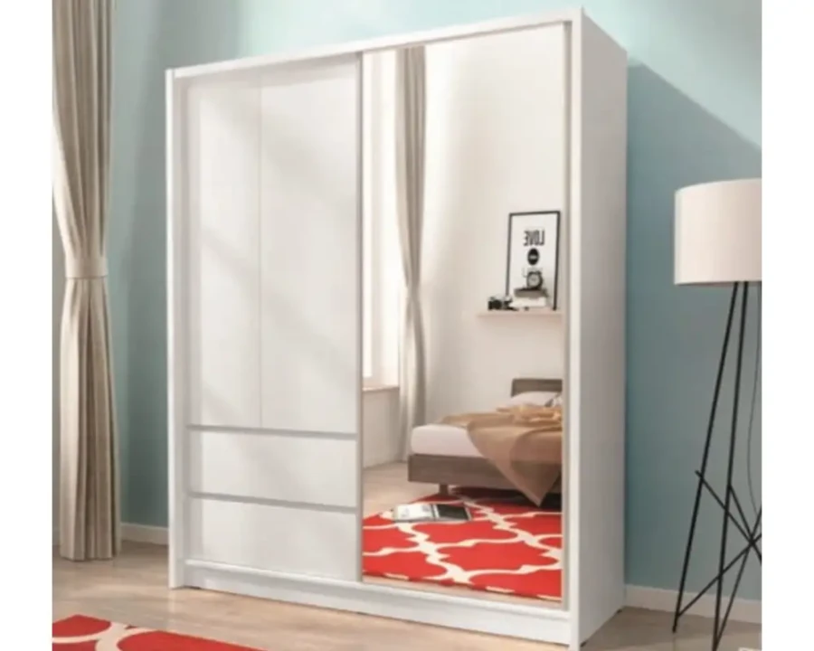Eleganter weißer Schwebetürenschrank mit Ganzkörperspiegel im Schlafzimmer.