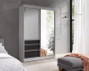 Weißer Schwebetürenschrank mit großem Spiegel und drei schwarzen Schubladen im Schlafzimmer.