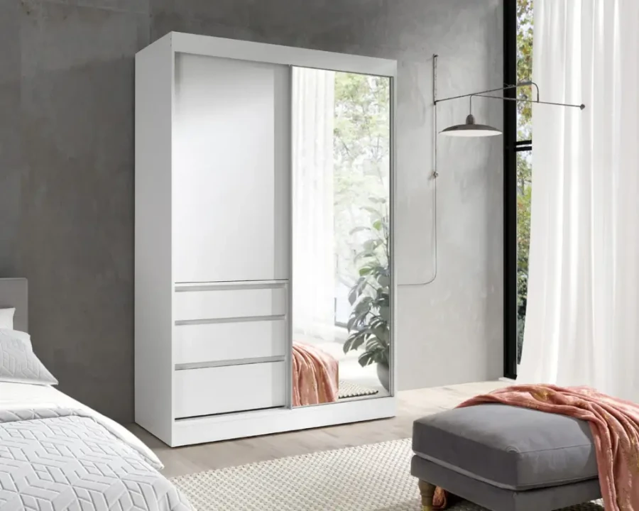 Moderner weißer Kleiderschrank mit großer Spiegeltür und drei praktischen weißen Schubladen.