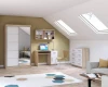 Möbelset mit Schreibtisch und Schrank in Eiche-Optik vor einer olivgrünen Wand.