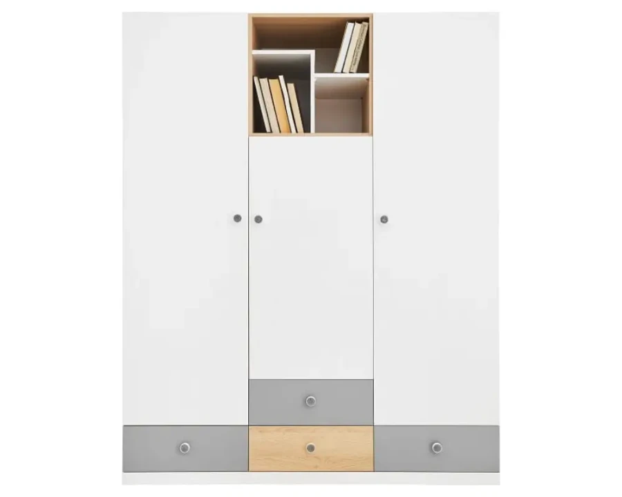 Dreitüriger Kleiderschrank in Weiß mit grauen Schubladen und offenem Fach in Eiche-Optik.