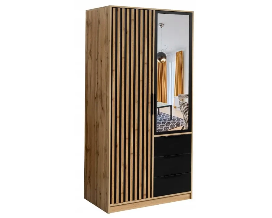Kleiderschrank in Eiche-Optik mit Lamellen-Front, Spiegel und schwarzen Schubladen.
