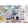 Komplettes weißes Jugendzimmer-Set mit Schreibtisch, Schrank und buntem Teppich.