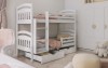 Weißes Etagenbett aus Massivholz mit zwei praktischen Bettschubladen im Kinderzimmer.