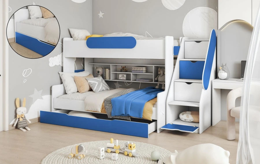 Wit kinderhoogslaper met blauwe details, trap en veel opbergruimte voor speelgoed.