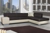 Elegantes Ecksofa in Dunkelbraun und Creme mit Blick auf die Skyline der Stadt.
