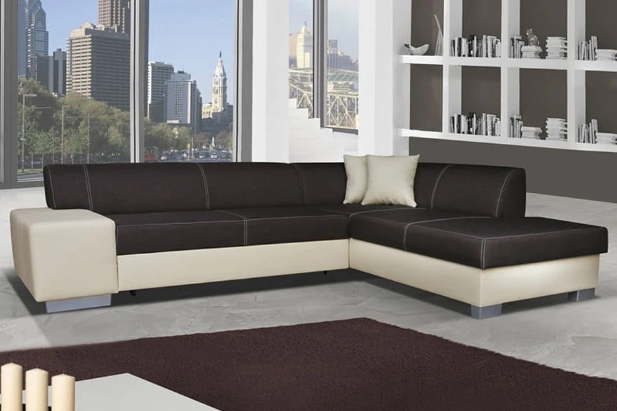 Elegantes Ecksofa in Dunkelbraun und Creme mit Blick auf die Skyline der Stadt.