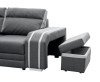 Graues Ecksofa mit integriertem Hocker im Seitenteil und weißen Streifen.