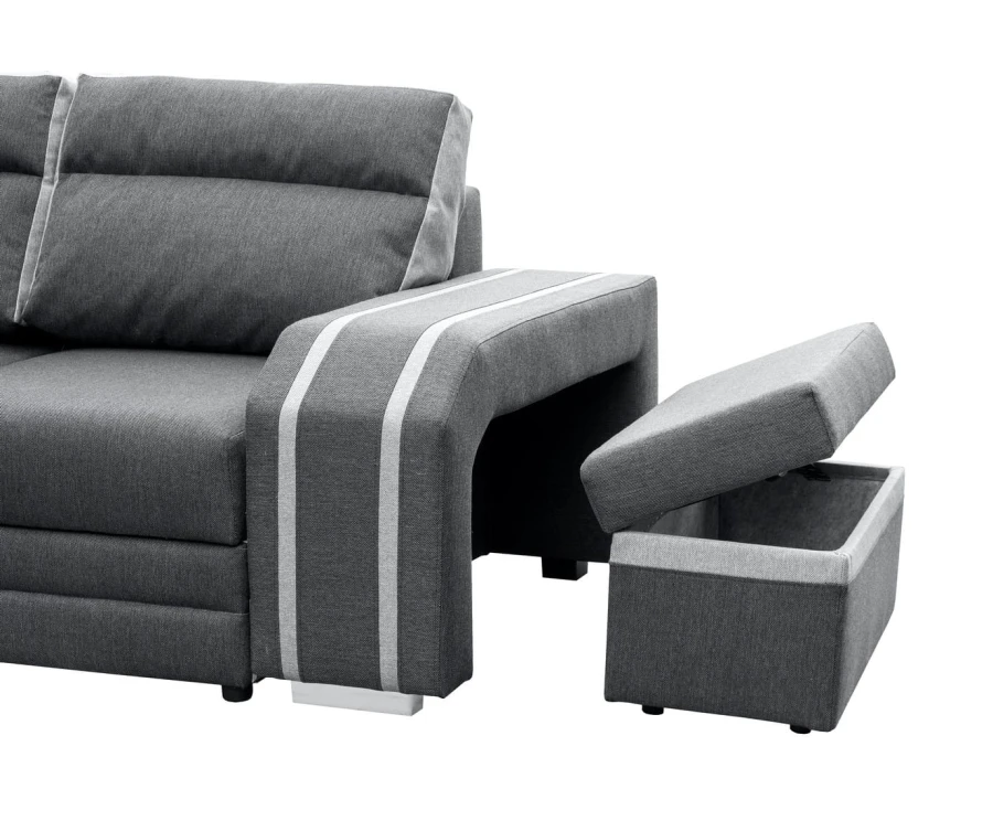 Graues Ecksofa mit integriertem Hocker im Seitenteil und weißen Streifen.