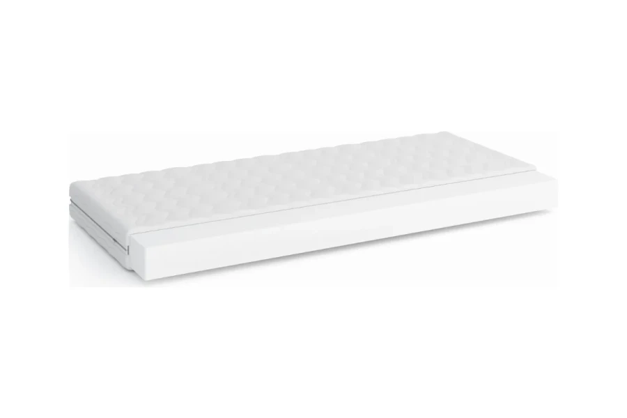 Bequeme weiße Matratze mit gestepptem Bezug für das Schlafzimmer.