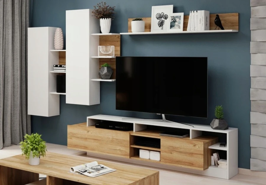 Moderne Wohnwand in Weiß und Eiche mit TV-Unterschrank und Wandregalen.