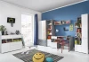 Modernes Jugendzimmer mit blauem Akzent, Schreibtisch und viel Stauraum in Weiß und Grau.