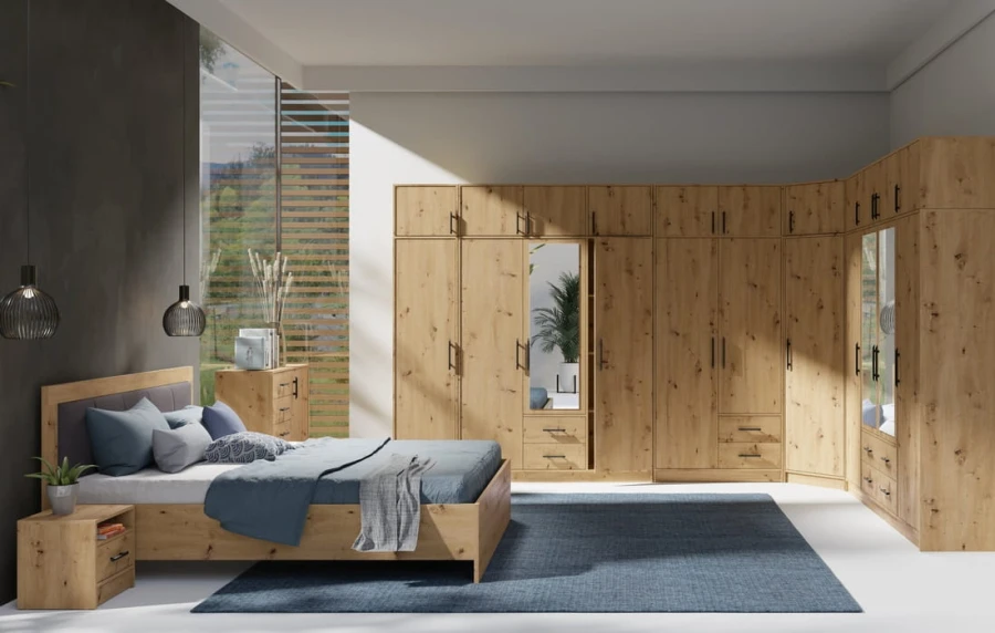 Schlafzimmermöbel aus Eichenholz mit geräumigem Kleiderschrank, Bett und passender Nachtkonsole.
