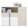 Kombiniertes Sideboard in Eiche hell und Weiß mit offenen Regalfächern und Schubladen.