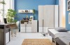 Komplette Jugendzimmer-Einrichtung in Hellgrau, Weiß und Blau mit Bett, Schreibtisch und Kleiderschrank.