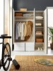 Offener Kleiderschrank mit Kleiderstange, Einlegeböden und praktischen Schubfächern in Weiß und Eiche.