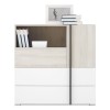 Stilvolles Sideboard in Eiche-Optik und Weiß mit Griffleiste in Grau und offenen Fächern.