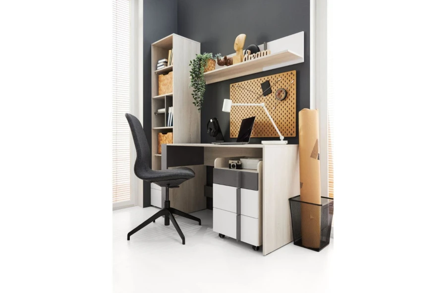 Arbeitsplatz mit Schreibtisch, Bürostuhl und praktischer Lochwand zur Organisation.