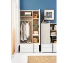 Offener Kleiderschrank mit Kleiderstange, Regalfächern und Schubladen in Eiche-Optik.