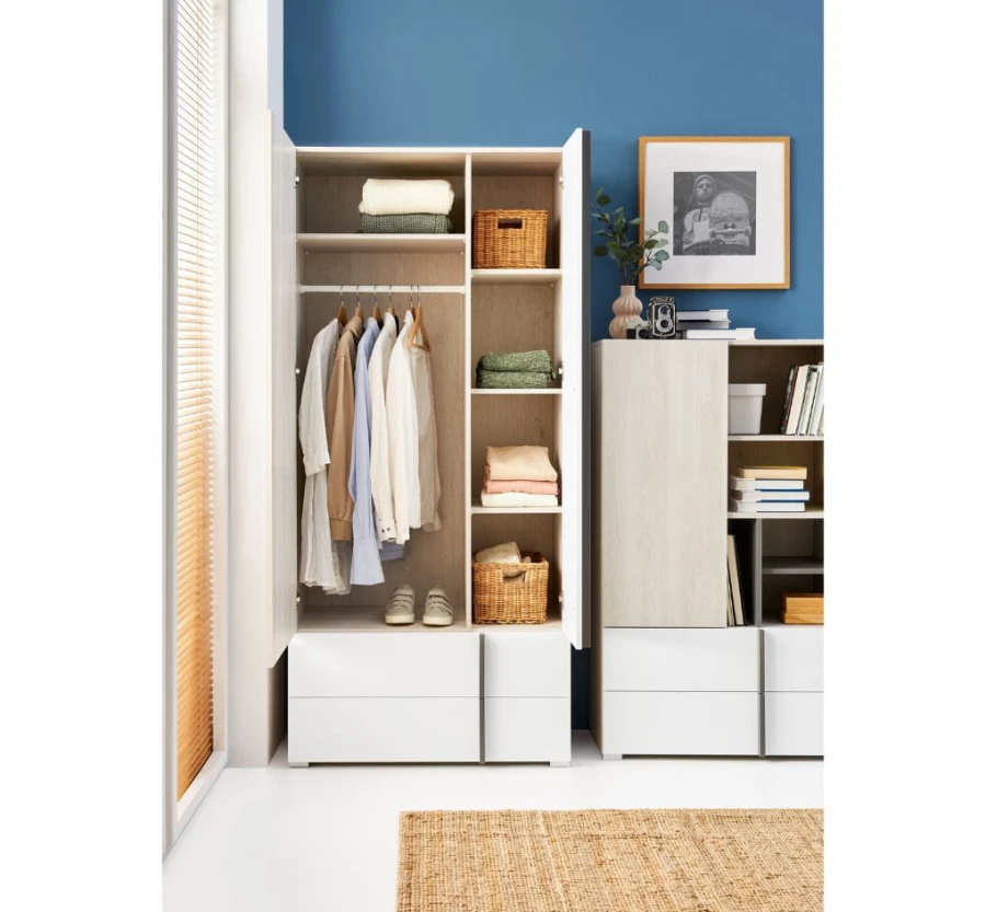 Offener Kleiderschrank mit Kleiderstange, Regalfächern und Schubladen in Eiche-Optik.