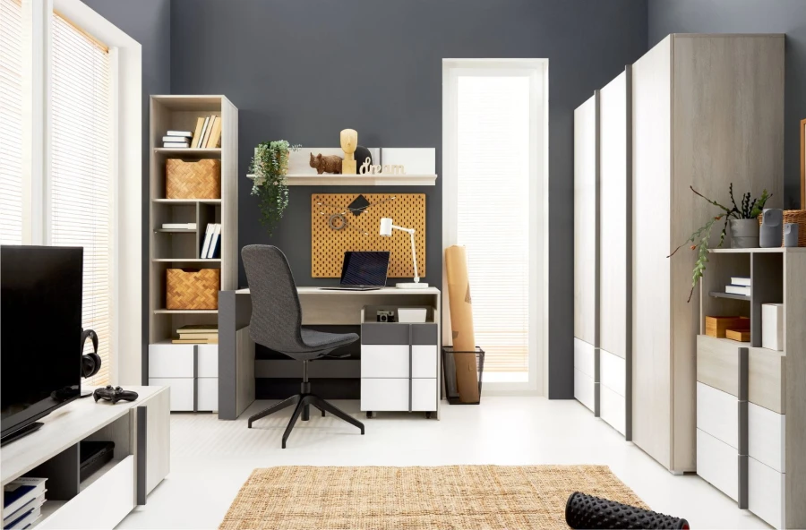 Stilvolles Jugendzimmer in Grau mit funktionalem Arbeitsplatz und Regal.