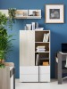 Moderner Büroschrank in heller Eiche und Weiß vor einer blauen Wand mit Dekoration.
