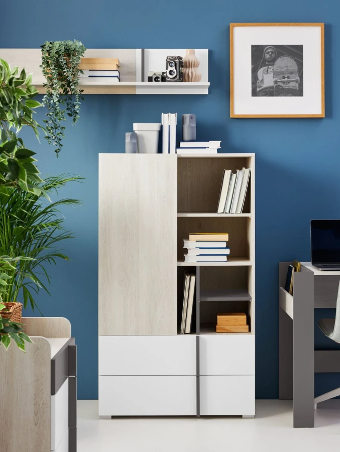Moderner Büroschrank in heller Eiche und Weiß vor einer blauen Wand mit Dekoration.