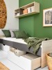 Modernes Jugendbett mit praktischem Bettschubkasten in Grau und Weiß.