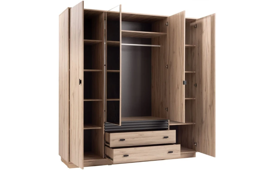 Geöffneter Kleiderschrank mit Blick auf die Inneneinteilung und viel Stauraum.