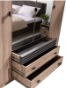 Großer Kleiderschrank mit Spiegeltüren und zwei praktischen, ausgezogenen Schubladen.