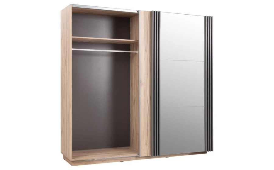 Offener Schwebetürenschrank mit Kleiderstange und Fachboden auf der linken Seite.