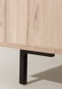 Nahaufnahme eines stabilen schwarzen Metallfußes bei einem Möbelstück in Holz-Optik.