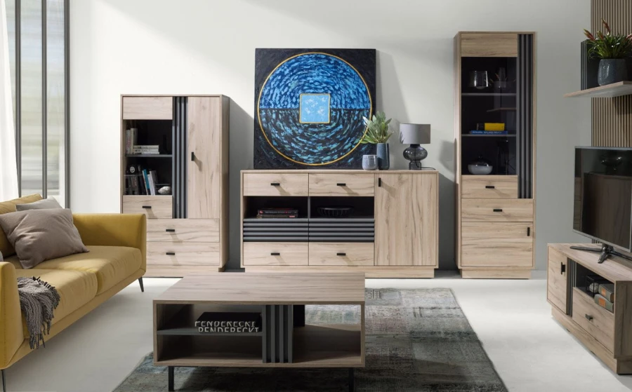 Komplette Wohnzimmer-Einrichtung mit Möbeln in Eiche-Optik und gelbem Sofa.