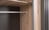 Detailaufnahme der Innenausstattung eines Schranks mit Kleiderstange und Einlegeboden.