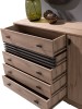Detailaufnahme einer Holzkommode mit weit geöffneten Schubladen.