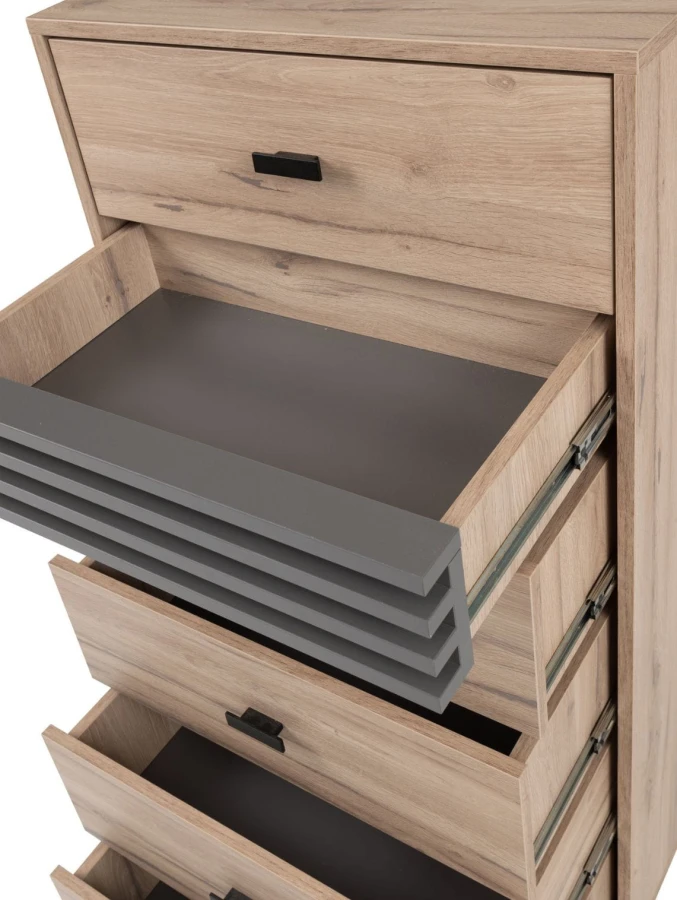 Nahaufnahme der geöffneten Schubladen einer Kommode mit hochwertigen Metallschienen.